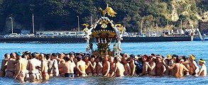 穏やかな冬波に足並み揃える鳳龍会。10.01.17.