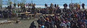 寒き中まだかと式典を待つ観衆。10.01.17.