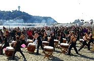 担ぎ手や観衆に豚汁と和太鼓のご接待。10.01.17.