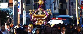 神社前通りを巡行。10.01.01.