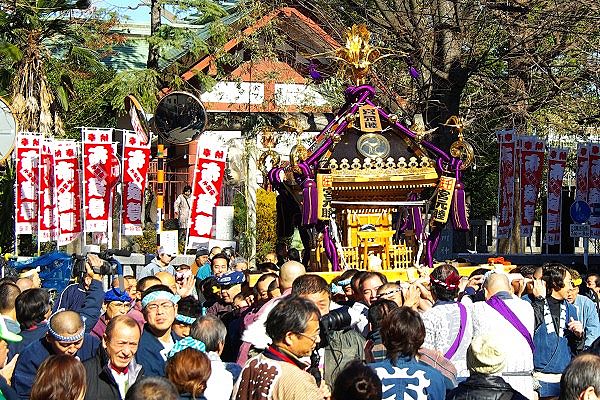 元旦初担ぎの千住宮元睦の神輿。10.01.01.