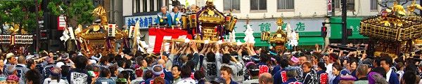 神保町交差点での激しい神輿揉み。'10.05.03.