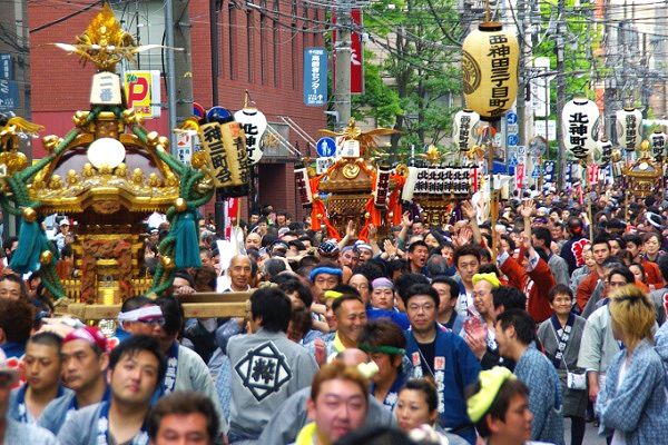 三崎稲荷神社町会連合宮入巡行。'10.05.03.