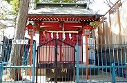 鉄柵で厳重管理の機神社。'10.03.14.