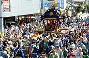 早春の担ぎと思えぬ慣れた担ぎ振り。'10.03.14.