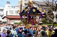 台座に比べ異様に大きい屋根。'10.03.14.