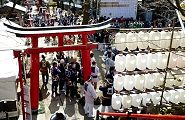 担ぎ手は暫時本殿へご挨拶。'10.03.14.