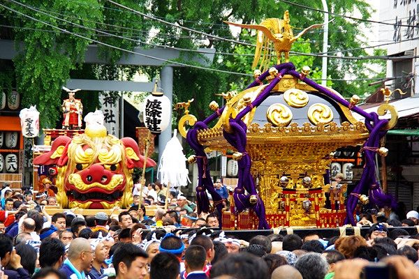 宮出し後、即弁財天お歯黒獅子と連なって宮元渡御です。'10.06.13.