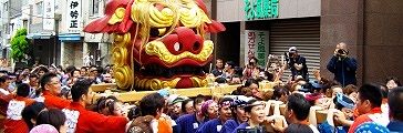 千貫宮神輿と別れ場外市場を巡行。'10.06.13.