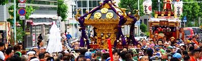 阪和興業の波除獅子前へと連なって渡御。'10.06.13.