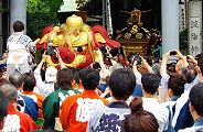 お歯黒獅子にカメラマン群がる。'10.06.13.
