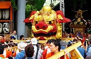 鳥居下からの宮出し。'10.06.13.