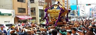 合羽道具街通りで睦から担ぎ手が替わる。'10.06.13.