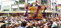 合羽橋交差点から女性が華棒。'10.06.13.