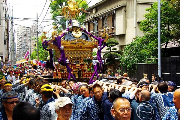 鳥居から新門前を睦が宮出し。'10.06.13.
