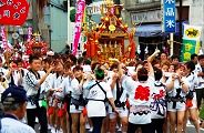 賑やかな担ぎ手です。'10.07.11.