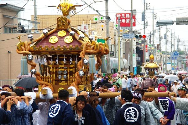 小雨の中を威勢よく巡行の栄町神輿。'10.07.11.