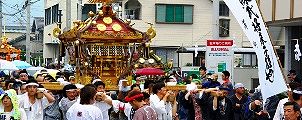 八坂神社前から巡行してくる宮本。'10.07.11.