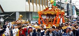 飾紐で華やかな中町。'10.07.11.