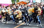 青竹で聖域区切り獅子舞披露。'10.11.07.