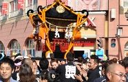 背高神輿がゆられていく。'10.11.07.