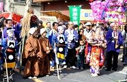 真剣な貝吹きと棒使いの子ら。'10.11.07.