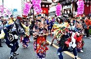 抱え太鼓叩き激しく舞う。'10.11.07.