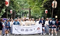 奉納列先頭の氏子役員。'10.10.31.