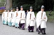 奉納列の間を静々と神職が歩む。'10.10.31.