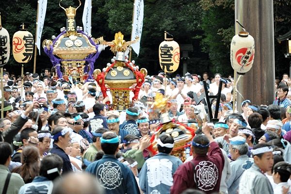 本殿前鳥居を連なって巡行。'10.10.31.