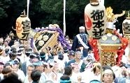 社殿前での神輿振り。'10.10.31.
