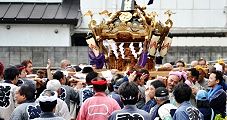 唐破風の八幡神社。'10.11.14.