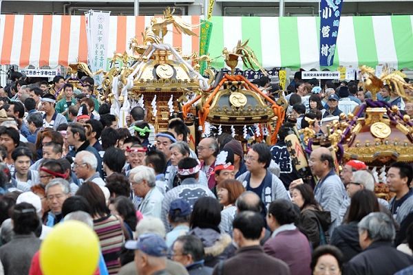 神輿パレードが入り込んだ会場。'10.11.14.