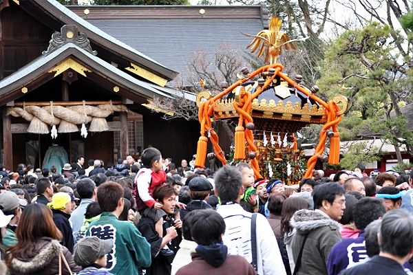新年祝う二重亀甲剣花角神紋の神輿。'11.01.03.