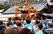 境内狭しと蛇行させながらの担出し。'11.01.03.