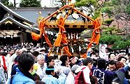 参拝者掻き分けて鳥居へ。'11.01.03.