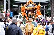 大黒と恵比寿が福分けながら先導。'11.01.03.