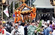 二天棒の担ぎ手の配置悪く御嶽神社前から傾き。'11.01.03.