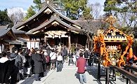 拝殿前に鎮座する宮神輿。'11.01.03.