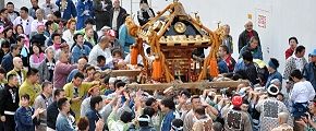 交通障害にならぬように端を巡行。'11.01.01.