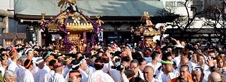 境内狭しと二基の神輿揉み。'11.02.27.