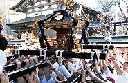 まずは小振り神輿の差し上げ。'11.02.27.