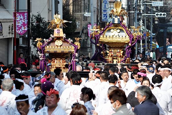 湯島中坂を二基連合で三組坂上目指し巡行。'11.02.27.