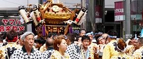 町内挨拶する高砂二丁目神輿。'13.07.21.