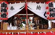 祭壇の奥が八雲の参道と社殿。'13.07.21.