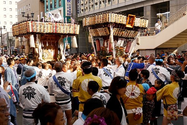 湘南では珍しい万灯神輿。'13.09.29.