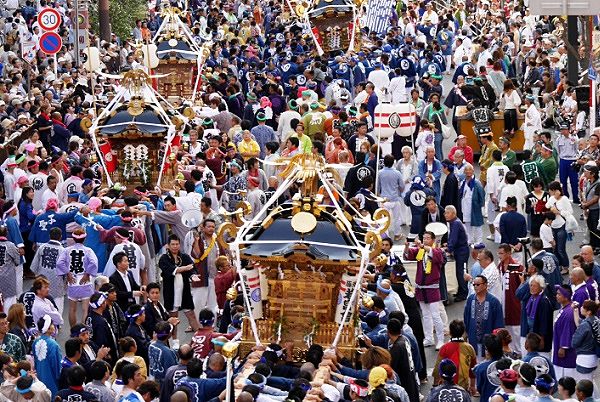 柳通りを連なって甚句に乗りドッコイどっこいと巡行。'13.09.29.