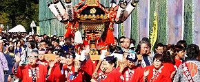 昔の娘と今の娘が担ぐ紅神輿。'13.10.27.