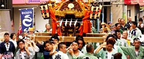 先頭の溝口神社神輿。'13.07.28.