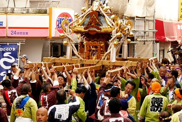 八棟屋根の諏訪神社神輿。'13.07.28.